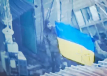 Ukrainasit ngrenë flamurin për të se lufta vazhdon në qytetin e marrë nga Rusia