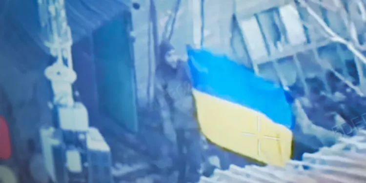 Ukrainasit ngrenë flamurin për të se lufta vazhdon në qytetin e marrë nga Rusia
