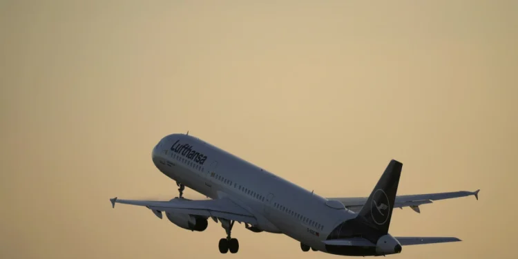 Avionë në formacion si zogjtë shtegtarë! Metoda e re e fluturimit