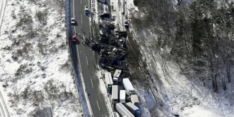 Aksident masiv me 56 makina, viktima dhe dhjetëra të plagosur në Japoni