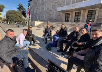 12 orë para Kryeministrisë, Lapaj: Ju pres çdo ditë në protestë, Rama duhet ndalur (video)