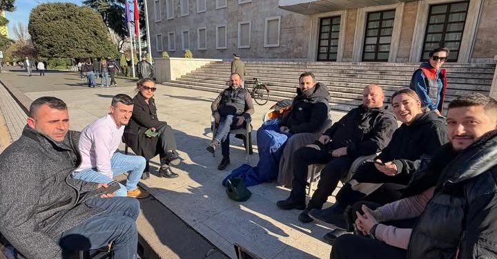 12 orë para Kryeministrisë, Lapaj: Ju pres çdo ditë në protestë, Rama duhet ndalur (video)