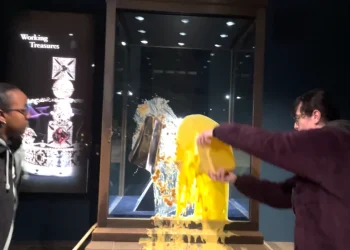 Katër të arrestuar pasi u hodhën ëmbëlsira me krem pas ekspozitës së Crown Jewels