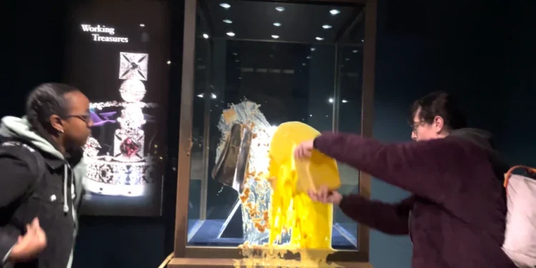 Katër të arrestuar pasi u hodhën ëmbëlsira me krem ​​pas ekspozitës së Crown Jewels
