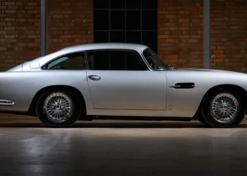 Makina e bërë e famshme nga Bond u la të ndryshket gjatë – tani vlen 1 milion paund