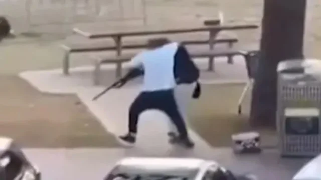 VIDEO/ Heroi që shpëtoi qytetin! Mblidhen 1 mln dollarë pë burrin që i mori armën terroristit në Australi! CEO miliarder i dhuron …