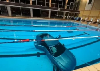 Automjeti “Jaguar” përfundon brenda në pishinë, ku ndodheshin 20 persona (VIDEO)