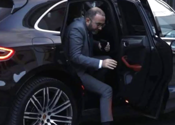 Murrizi publikon foton dhe ironizon Bardhin: O vemje pika që s’ju bie, rrini edhe në sediljen mbrapa të dukeni të rëndësishëm