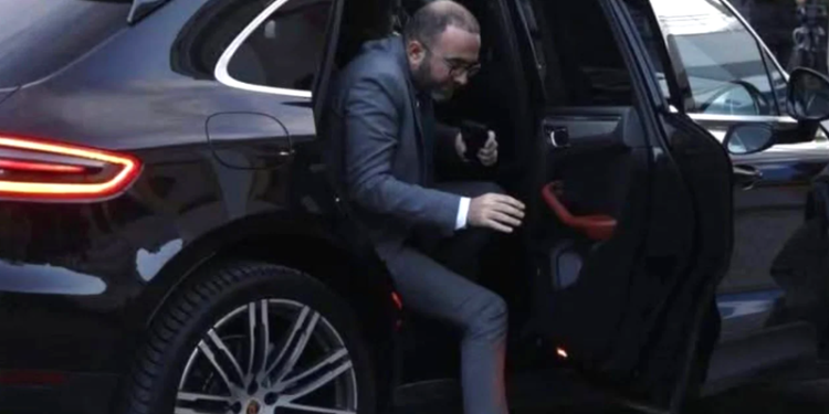 Murrizi publikon foton dhe ironizon Bardhin: O vemje pika që s’ju bie, rrini edhe në sediljen mbrapa të dukeni të rëndësishëm