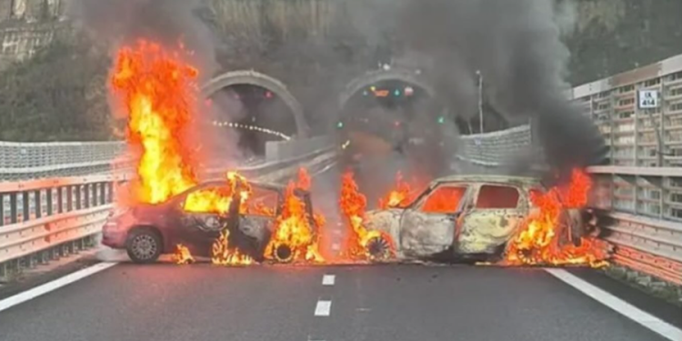 Grabitje si në filma, sulmohet autoblinda në mes të autostradës, vidhen dy milionë euro