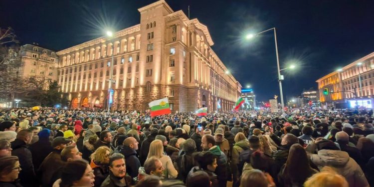 “Mafiozë, jepni dorëheqjen”, dhjetëra mijëra njerëz mbushin rrugët e Sofjes, tronditet qeveria në Bullgari