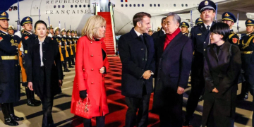 Macron mbërrin në Pekin, nesër takimi me Xi Jinping, do të kërkojë forcim të raportit me BE