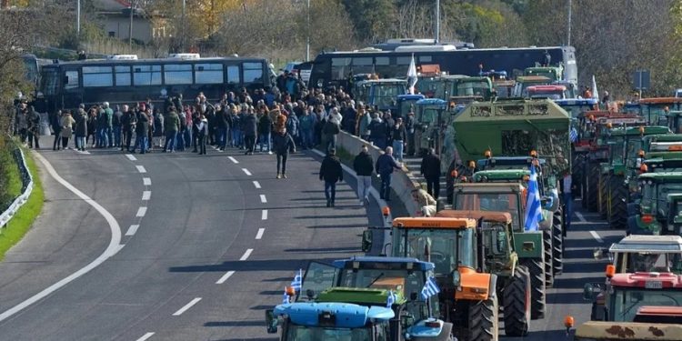Protestat e fermerëve bllokojnë sërish aksin Kakavijë-Janinë, qarkullimi pezull për tre orë