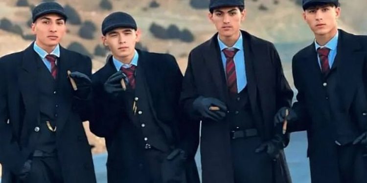 Visheshin si “Peaky Blinders”, Talibanët arrestojnë katër të rinj
