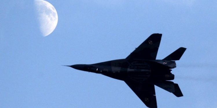 Polonia synon të këmbejë avionët sovjetikë me dronët ukrainas