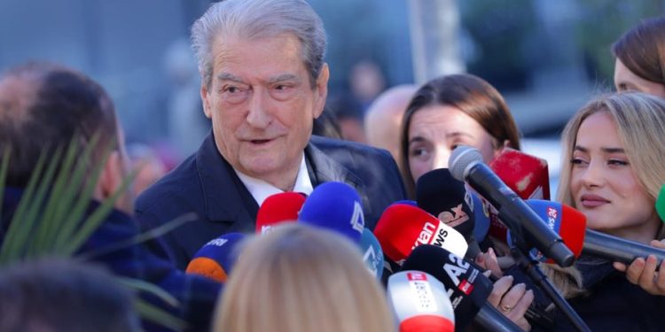 Berisha: Altin Troplini po u lexonte agjentëve të BKH urdhrin e Ramës, qytetarët do t’i japin përgjigje më 22 dhjetor