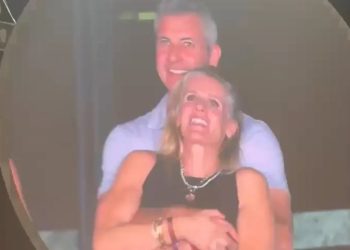 U kap në kamera me shefin e saj në koncertin e Coldplay, Kristin Cabot thyen heshtjen, flet për kërcënimet dhe ngacmimet