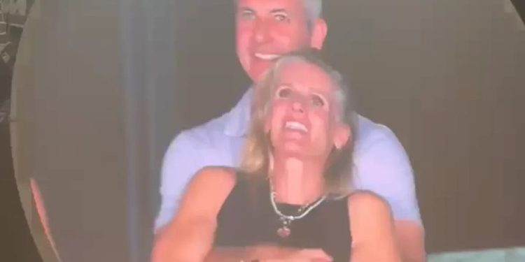 U kap në kamera me shefin e saj në koncertin e Coldplay, Kristin Cabot thyen heshtjen, flet për kërcënimet dhe ngacmimet