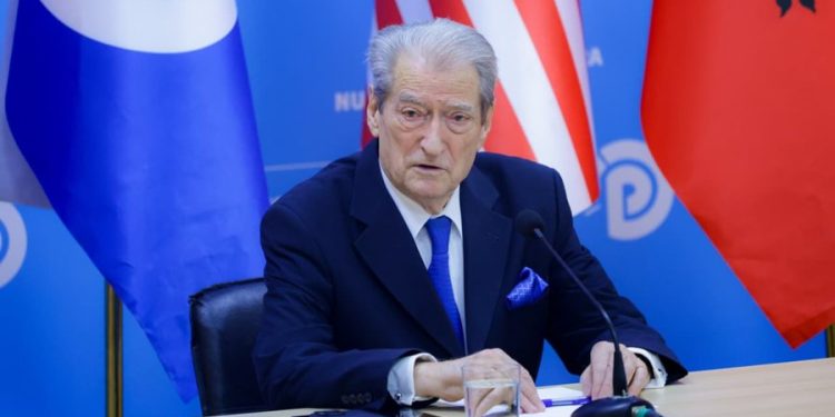 Berisha mbledh aleatët: Opozita mbështet punonjësit që zbatojnë ligjin