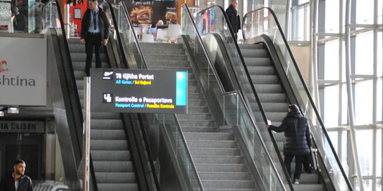 Fshehu mijëra paunde në çorape, kapet në aeroportin Adem Jashari