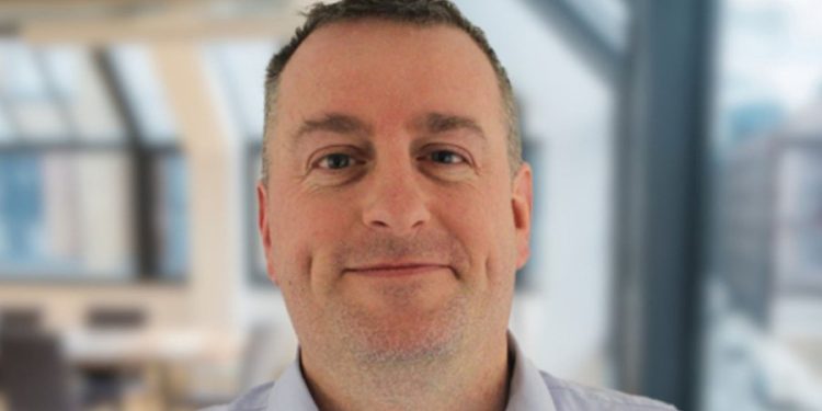 Drogoi dhe përdhunoi gruan e tij për 13 vjet, 49-vjeçari britanik përballet me 56 akuza