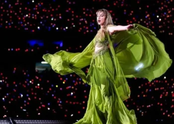 Britani/ U vranë në mënyrë makabre me thikë, këngëtarja e njohur shpërthen në lot gjatë takimit me familjarët e viktimave