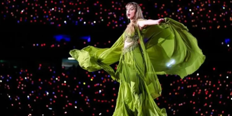 Britani/ U vranë në mënyrë makabre me thikë, këngëtarja e njohur shpërthen në lot gjatë takimit me familjarët e viktimave