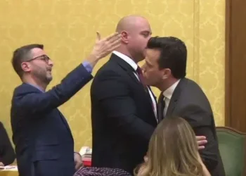 Braçe përplaset me Agron Shehajn: Boll po të them, qepe…