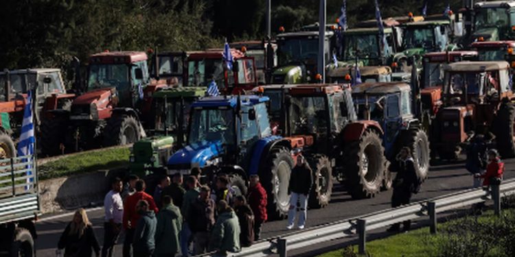 Fermerët përshkallëzojnë protestat, qindra traktorë në rrugë 