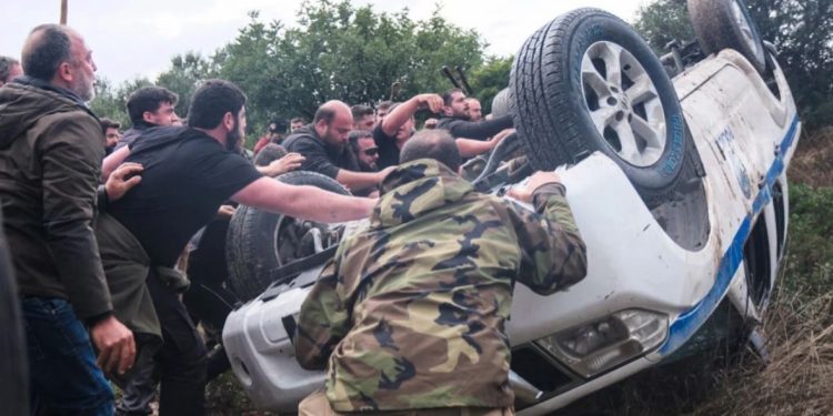 Kaos Greqi: Fermerët bllokojnë aeroportet, rrugët dhe portet, një polic i plagosur