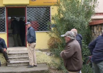 Të moshuarit e Bushatit në pritje pa fund. Tre muaj radhë për pensionin 