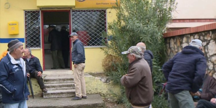 Të moshuarit e Bushatit në pritje pa fund. Tre muaj radhë për pensionin 