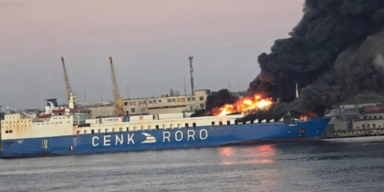 Momenti kur një dron rus godet anijen turke në portin e Odesës