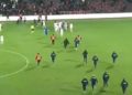 Skandal në Vlorë, tifozët futen në fushë dhe dhunojnë futbollistët e Teutës