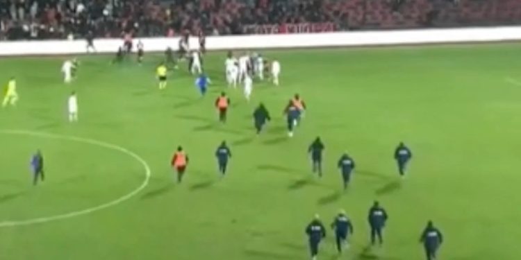 Skandal në Vlorë, tifozët futen në fushë dhe dhunojnë futbollistët e Teutës