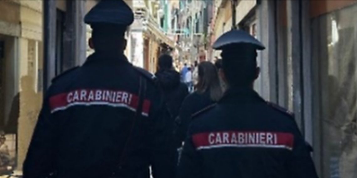 Theu xhamin e mjetit të policisë me kokë! Autoritetet italiane arrestojnë 42-vjeçarin shqiptar agresiv 