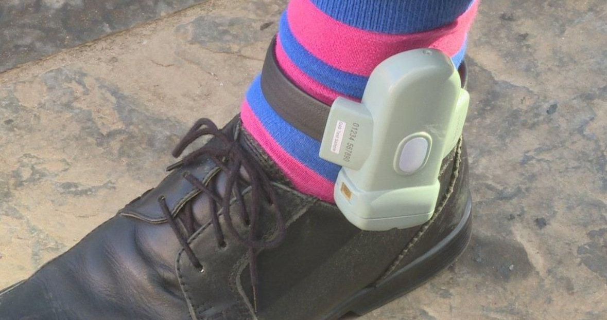 I kërkonte Franca  dy  skifterët  shqiptarë kapen në Angli  njërit i vendosin  Rolex  në këmbë