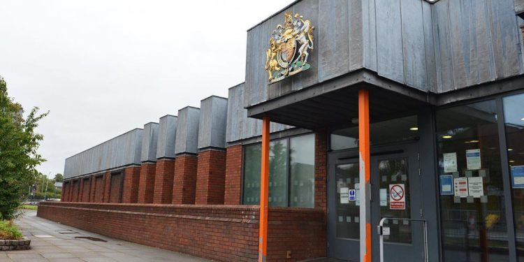 Britani/ Mjeku akuzohet për sulme seksuale ndaj pacientëve të rritur dhe fëmijë!