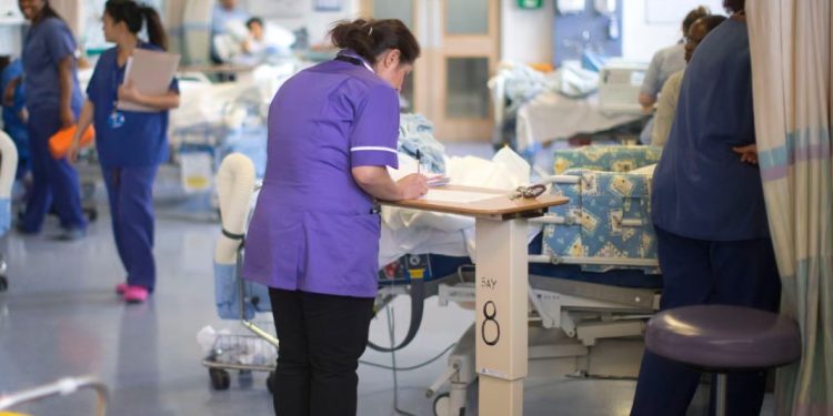 Rritja e racizmit fajësohet për rënien e numrit të infermierëve të huaj që vijnë në Mbretërinë e Bashkuar