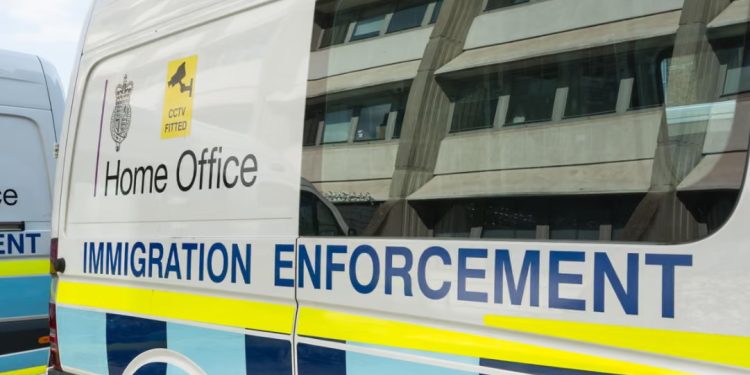 Studimi tregon se boshllëqet në statistikat e migracionit në Mbretërinë e Bashkuar pengojnë debatin publik dhe vendimet politike