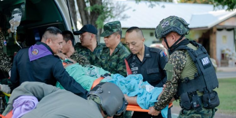 Tajlanda nis sulme ajrore në Kamboxhia, mijëra njerëz largohen nga kufiri