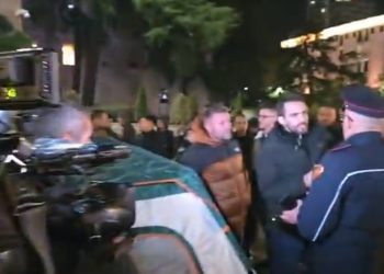 Adriatik Lapaj nga Kryeministria u bën thirrje qytetarëve: Na sillni batanije (video)