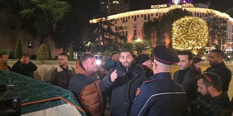 Adriatik Lapaj nga Kryeministria u bën thirrje qytetarëve: Na sillni batanije (video)