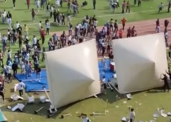 Tifozë të tërbuar pushtojnë fushën gjatë një eventi të Messit në Indi (video)