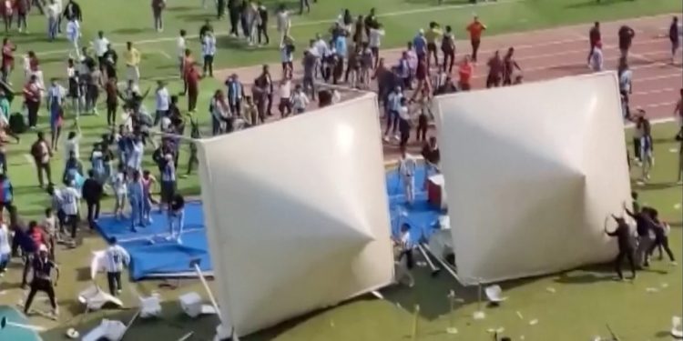 Tifozë të tërbuar pushtojnë fushën gjatë një eventi të Messit në Indi (video)