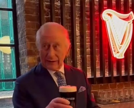 Një moment për Mbretin Çarls duke shkundur nga mustaqet e tij birrën Guinness! (video)