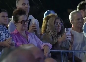 Një minutë heshtje në kujtim të viktimave të sulmit në Bondi Beach (video)