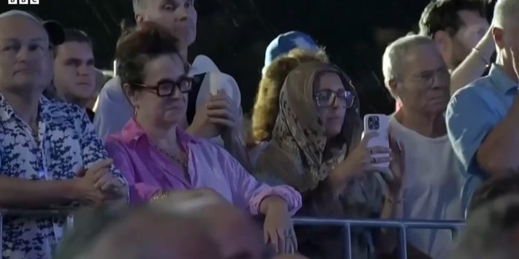 Një minutë heshtje në kujtim të viktimave të sulmit në Bondi Beach (video)