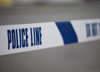 Një burrë në Mbretërinë e Bashkuar akuzohet së bashku me pesë të tjerë për abuzim seksual ndaj gruas së tij