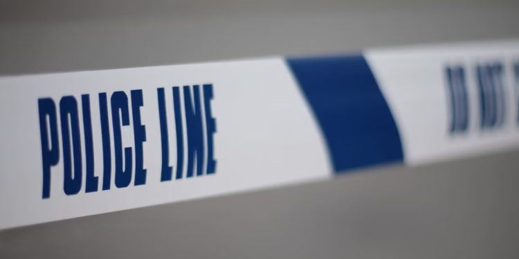 Një burrë në Mbretërinë e Bashkuar akuzohet së bashku me pesë të tjerë për abuzim seksual ndaj gruas së tij